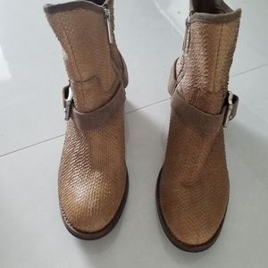 Donald J Pliner Boots Brand New! Size 8M